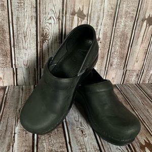 Black size 7 Dansko shoes